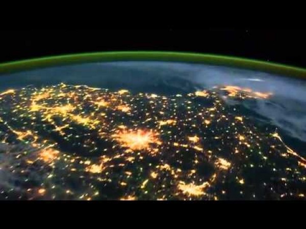 Планета Земля ночью с орбиты